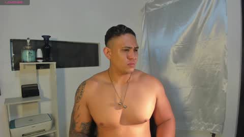 Snapshot of coltonmassif_ chatting on December 4, 6:44 am coltonmassif_ online show from December 4, 6:44 am