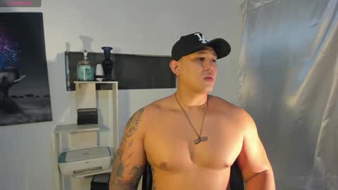 Snapshot of coltonmassif_ chatting on December 6, 6:37 am coltonmassif_ online show from December 6, 6:37 am