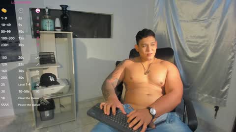 Snapshot of coltonmassif_ chatting on December 15, 11:42 pm coltonmassif_ online show from December 15, 11:42 pm