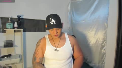Snapshot of coltonmassif_ chatting on December 21, 3:36 am coltonmassif_ online show from December 21, 3:36 am