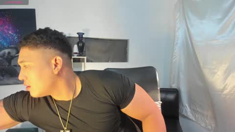 Snapshot of coltonmassif_ chatting on December 24, 7:06 am coltonmassif_ online show from December 24, 7:06 am