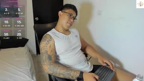 Snapshot of coltonmassif_ chatting on October 8, 4:54 am coltonmassif_ online show from October 8, 4:54 am