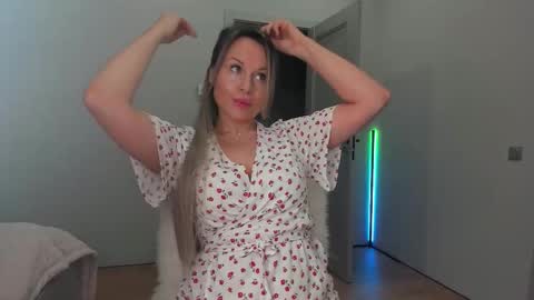 Snapshot of cometoseeme_ chatting on October 19, 3:45 pm Alice online show from October 19, 3:45 pm