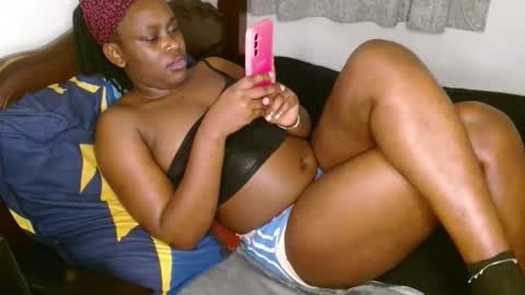 Snapshot of comicalcara chatting on November 17, 6:19 am Cara online show from November 17, 6:19 am