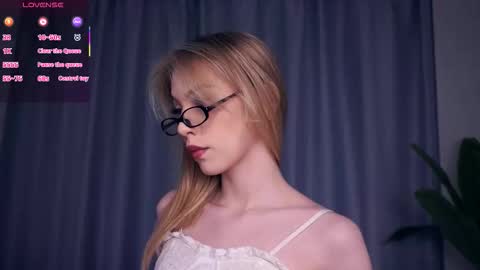 Hello im Sofia Welcme to my room .More hugs and kiss for you online show from November 2, 6:16 am