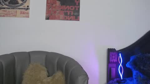 Coralie Bronson online show from February 14, 4:09 am