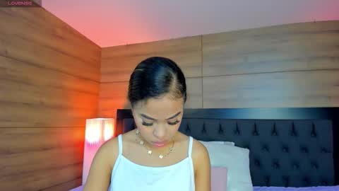coralineross_ online show from December 17, 10:43 am