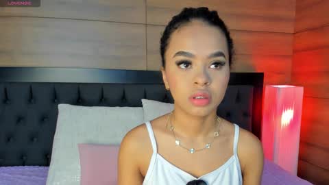 coralineross_ online show from December 19, 10:55 am