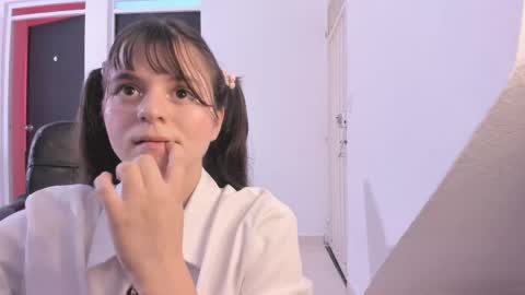 Coraline uwu     Bienvenidos al dulce mundo de Coraline    Hola amores soy Coraline  Una chica  tierna juguetona online show from April 16, 9:39 pm