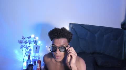 Snapshot of coreyglover chatting on December 2, 1:36 am CoreyGlover online show from December 2, 1:36 am