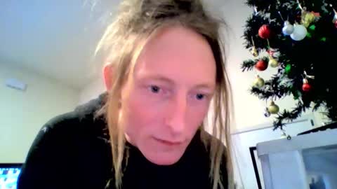 Snapshot of couchfireplace chatting on December 15, 10:19 am couchfireplace online show from December 15, 10:19 am