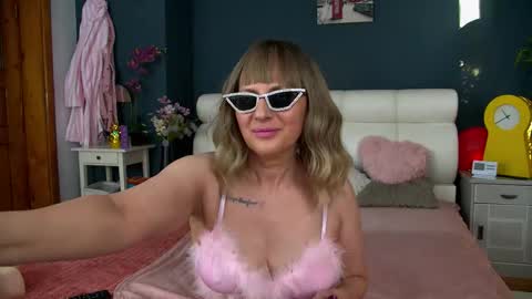 cougarmilf_ online show from February 26, 3:11 pm