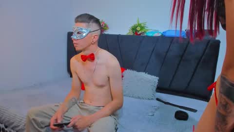 Snapshot of couple_2533 chatting on October 31, 9:54 am couple_2533 online show from October 31, 9:54 am