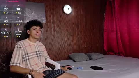 Snapshot of couple_fantasy_x chatting on June 22, 6:38 pm Val y Sal online show from June 22, 6:38 pm
