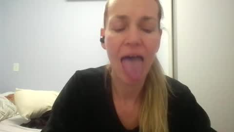 Snapshot of crazyanny chatting on June 23, 12:30 am Anny online show from June 23, 12:30 am