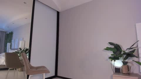 ALEXA AND WALLY online show from February 4, 8:09 am