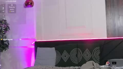 Snapshot of creamyinkk chatting on October 31, 4:13 am Sophie online show from October 31, 4:13 am