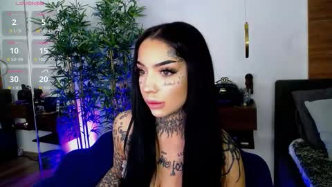 Snapshot of creamyinkk chatting on November 27, 7:10 am Sophie online show from November 27, 7:10 am