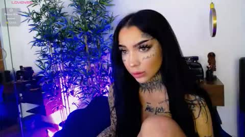 Snapshot of creamyinkk chatting on December 4, 7:17 am Sophie online show from December 4, 7:17 am