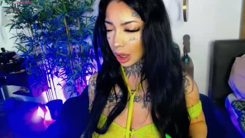 Snapshot of creamyinkk chatting on February 2, 6:12 am Sophie online show from February 2, 6:12 am