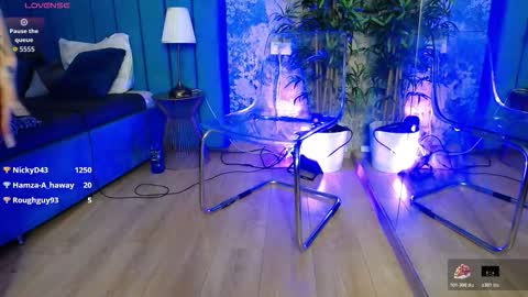 Snapshot of creamyinkk chatting on February 15, 6:21 am Sophie online show from February 15, 6:21 am