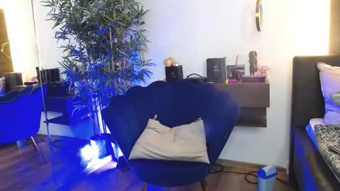 Snapshot of creamyinkk chatting on February 24, 6:33 am Sophie online show from February 24, 6:33 am