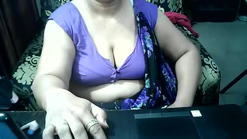 Snapshot of crezybhabihot chatting on July 4, 7:09 pm Sonika69 online show from July 4, 7:09 pm