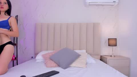 Snapshot of criistal_blossom chatting on December 1, 1:49 pm Cristal online show from December 1, 1:49 pm