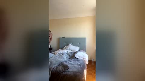 Snapshot of crisls93 chatting on April 4, 12:02 pm cls online show from April 4, 12:02 pm