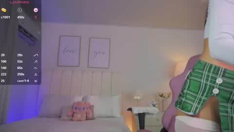 Snapshot of cristal_bunny chatting on April 30, 12:06 am Cristal online show from April 30, 12:06 am