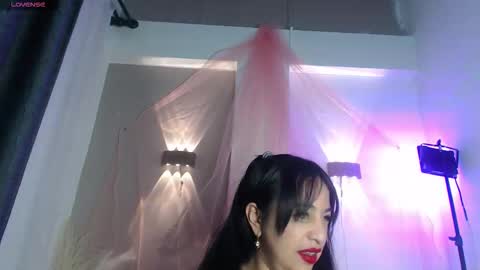 Snapshot of cristal_coopeer chatting on November 10, 8:08 pm Cristal yours Milf online show from November 10, 8:08 pm