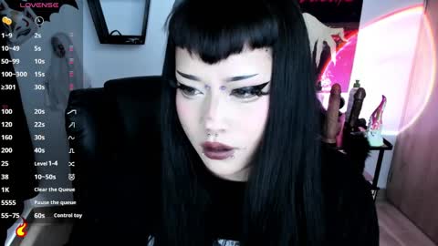 Snapshot of cristal_kosh chatting on November 2, 5:48 pm Cris online show from November 2, 5:48 pm