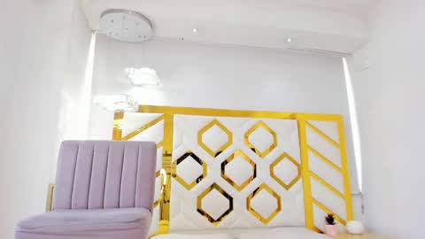  Independent Model online show from January 18, 3:05 pm