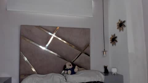  Independent Model online show from February 5, 4:14 pm