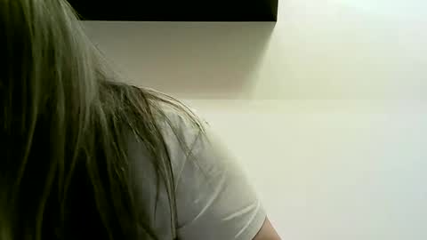 Snapshot of cristina20021991 chatting on January 1, 4:39 am cristina20021991 online show from January 1, 4:39 am