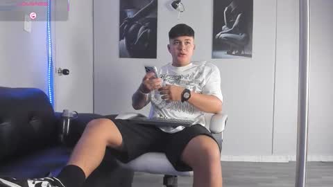 Snapshot of cristopher_strong chatting on February 7, 12:31 pm Cristopher online show from February 7, 12:31 pm