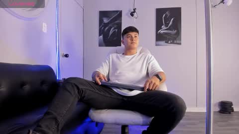 Snapshot of cristopher_strong chatting on February 28, 2:07 pm Cristopher online show from February 28, 2:07 pm