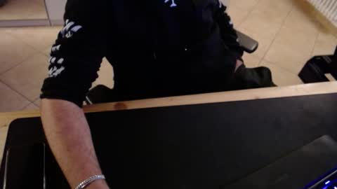 Snapshot of crocken_bisc chatting on December 19, 8:49 pm crocken_bisc online show from December 19, 8:49 pm