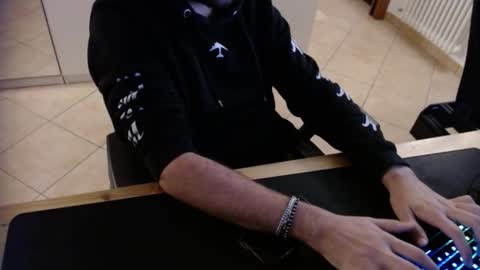 Snapshot of crocken_bisc chatting on December 20, 4:25 pm crocken_bisc online show from December 20, 4:25 pm