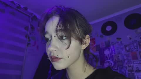 Snapshot of cruella_mira chatting on November 17, 4:35 pm cruella_mira online show from November 17, 4:35 pm
