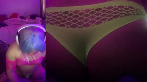 Snapshot of crysisweet chatting on November 3, 7:37 pm ChrysiCreambunnmommy online show from November 3, 7:37 pm