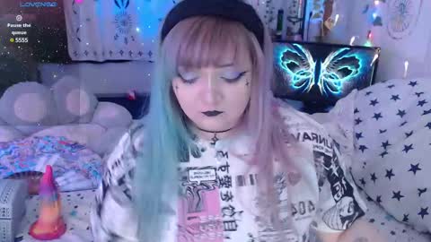 Snapshot of crystal_galaxy chatting on February 17, 8:09 am   online show from February 17, 8:09 am