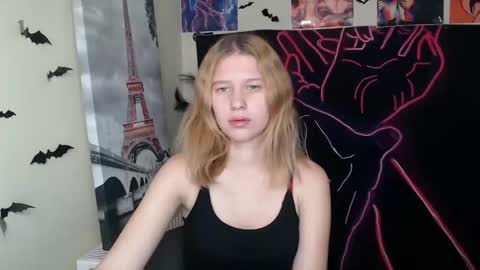 Snapshot of crystalgirl__ chatting on October 30, 7:32 am Stella online show from October 30, 7:32 am