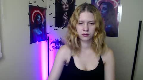 Snapshot of crystalgirl__ chatting on November 9, 6:06 pm Stella online show from November 9, 6:06 pm