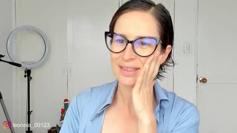 Snapshot of cuddlingbunnny chatting on December 17, 5:08 pm Leonela online show from December 17, 5:08 pm