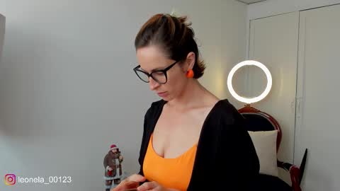 Snapshot of cuddlingbunnny chatting on December 21, 6:15 pm Leonela online show from December 21, 6:15 pm