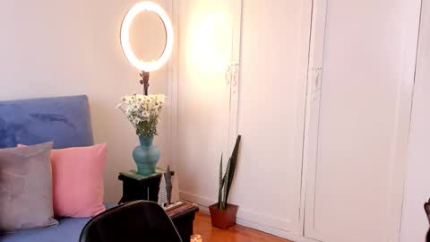 Snapshot of cuddlingbunnny chatting on February 7, 12:42 pm Leonela online show from February 7, 12:42 pm