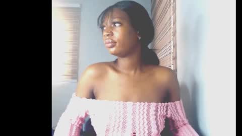 Snapshot of cumebony_petit chatting on February 6, 7:12 am cumebony_petit online show from February 6, 7:12 am