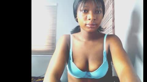 Snapshot of cumebony_petit chatting on February 7, 6:50 am cumebony_petit online show from February 7, 6:50 am