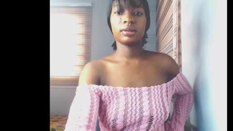 Snapshot of cumebony_petit chatting on February 8, 7:12 am cumebony_petit online show from February 8, 7:12 am